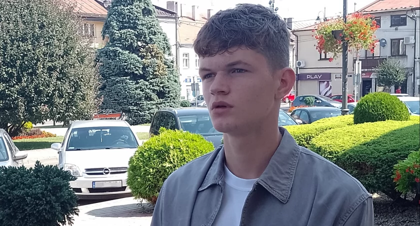 ZDJĘCIE: S. OSKARBSKI  Podczas pobytu w Sędziszowie Małopolskim Karol Delikat odwiedził ratusz, gdzie burmistrz Bogusław Kmieć pogratulował mu dotychczasowych osiągnięć i życzył kolejnych sukcesów.