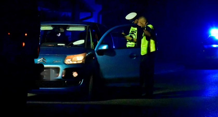 ZDJĘCIE: W. NAJA Policjanci prowadzą czynności po potrąceniu pieszego na ulicy Borkowskiej, godzina 23:25