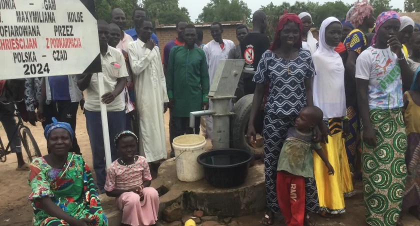 ZDJĘCIE: KS.E.RYFA Mieszkańcy wioski Gam w Czadzie przy ufundowanej przez mieszkańców Podkarpacia 36. studni. - Wdzięczność jest tym większa, że wioska jest bardzo duża i problem  dostępu do wody pitnej jest też duży. Studnia im. św. Maksymiliana Kolbego sprawiła, że przynajmniej w jednej dzielnicy sytuacja się znacznie poprawiła – pisze ks. Edward Ryfa, misjonarz w Czadzie, dziękując tym, którzy włączyli się w akcję.