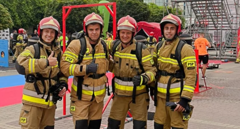 ZDJĘCIE: KP PSP W ROPCZYCACH Od lewej: Krzysztof Sagan, Krzysztof Bajger, Konrad Świerad, Jakub Ziobro - strażacy JRG Ropczyce, którzy wzięli udział w zawodach.