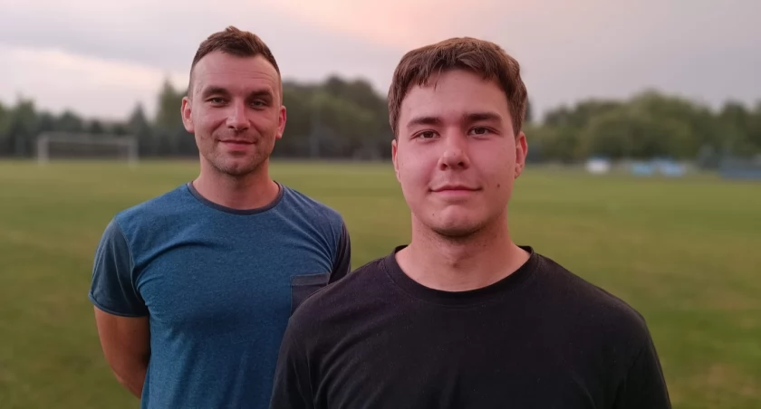 ZDJĘCIE W. NAJA Kamil Frysztak i Szymon Maziarz (z prawej) zamierzają szkolenie piłkarskie dzieci i młodzieży zrobić inaczej niż miejscowe kluby piłkarskie.