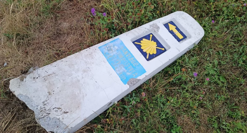 ZDJĘCIE: W. NAJA Rozjechany słupek znaleźliśmy w niedzielę rano. W ostatnich dniach na polach wokół krzyża na Podlasku trwają żniwa.