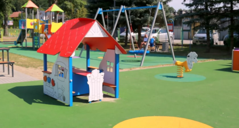 ZDJĘCIE: UM ROPCZYCE Na początku wakacji gmina Ropczyce oddała do użytku po remoncie plac zabaw w Ogródku Jordanowskim w Ropczycach. Rodzice podobny standard widzieliby również na placu zabaw przy szkole w Chechłach. 