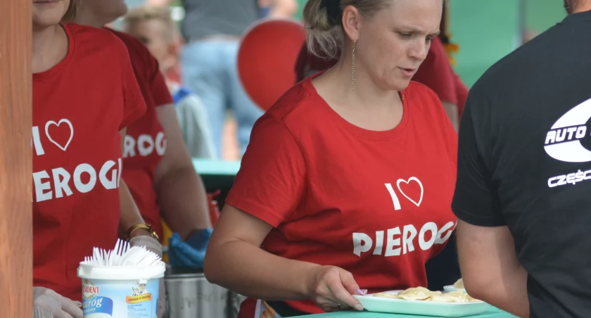 Zdjęcie: Sławomir Oskarbski - Pyszne pierogi w Będziemyślu zawsze cieszą się dużym powodzeniem wśród uczestników festynu.