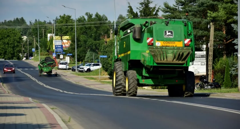 ZDJĘCIE: WOJCIECH NAJA - Kombajn na ulicy w Ropczycach.