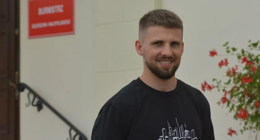 Zdjęcie Sławomir Oskarbski - Dominik Fabianowicz przed ratuszem w Sędziszowie Małopolskim.