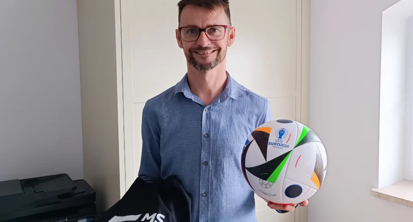 ZDJĘCIE: W. NAJA Pan Julian Paryś z wylicytowaną piłką 