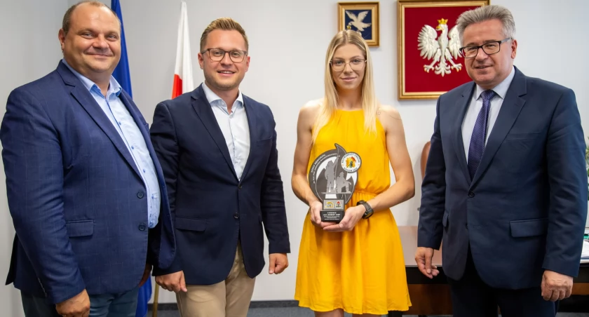 FOTO: FACEBOOK/MIASTO I GMINA ROPCZYCE Na profilu facebookowym Ropczyc we wtorek pojawiło się zdjęcie burmistrzów i sekretarza w towarzystwie druhny ze statuetką za zajęcie II miejsca i gratulacjami „wytrwałości i determinacji, które doprowadziły ją do sukcesu w tak wymagających zawodach