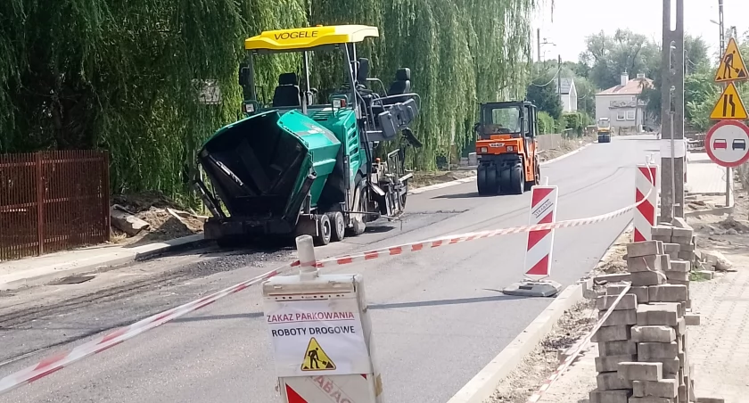 Zdjęcie Sławomir Oskarbski - W piątek, 26 lipca, nowy asfalt pojawił się na ulicy Polnej.