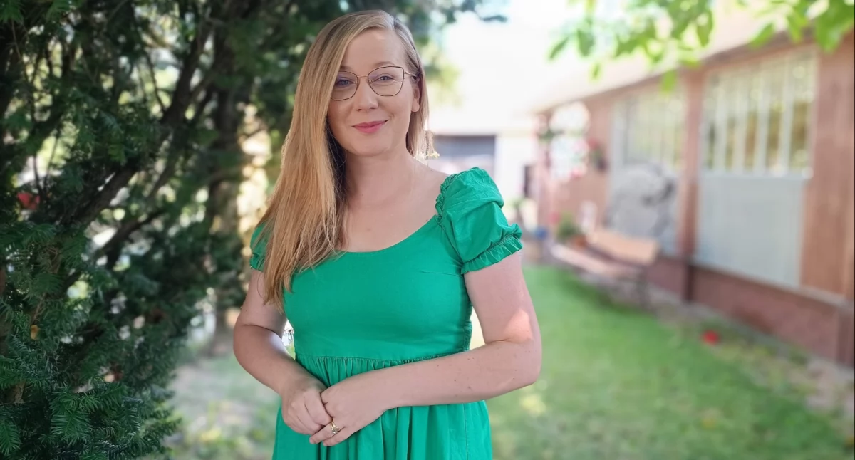 ZDJĘCIĘ: W. NAJA Beata Mudryk z Kapeli Kurasie w ogrodzie przy domu Albiny Kuraś