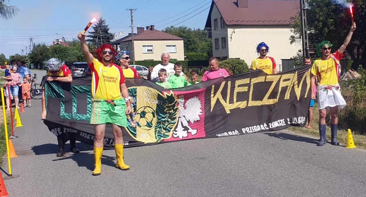 ZDJĘCIE: PLON KLĘCZANY Brama weselna piłkarzy Plonu Klęczany dla państwa Andżeli i Damiana Długoszów.