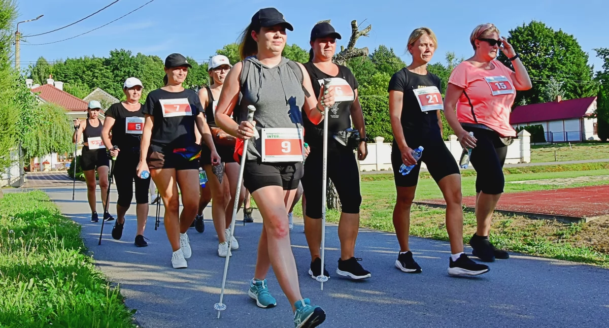 ZDJĘCIE: W. NAJA Maraton nordic walking w sobotę to była nowa, ciekawa aktywność w którą chętnie włączyli się mieszkańcy Gnojnicy
