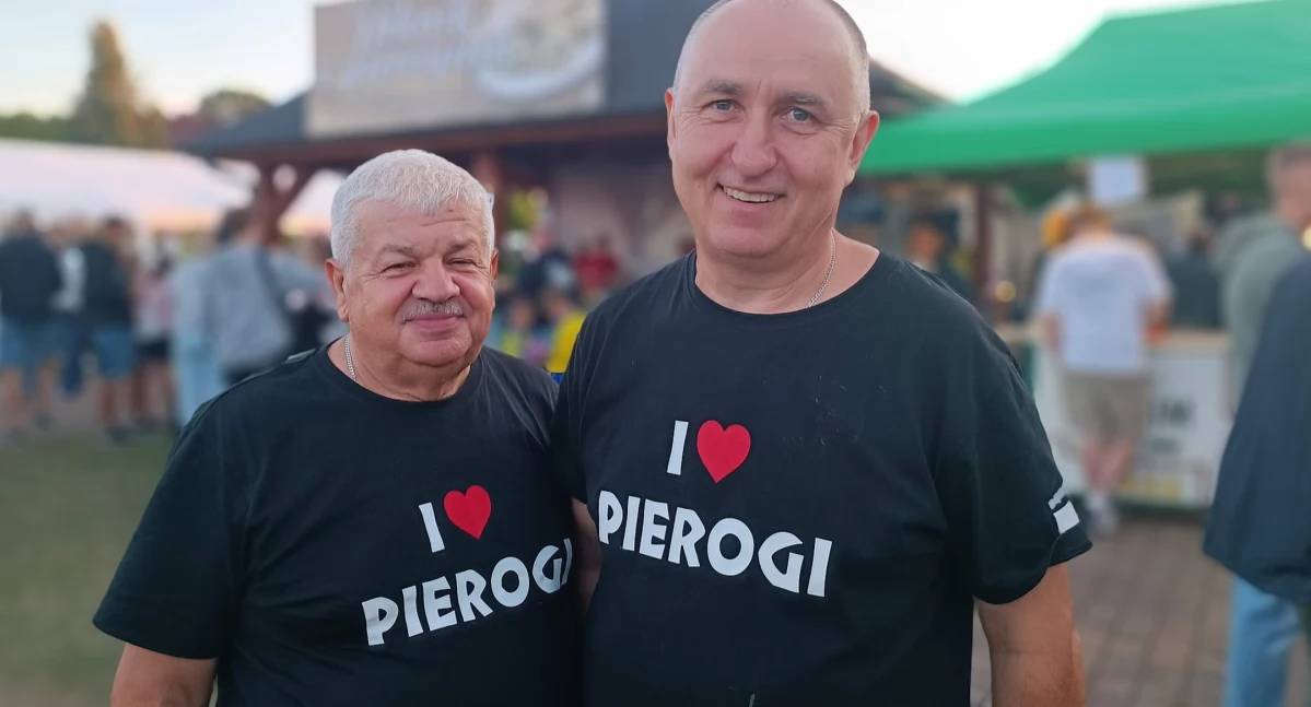 ZDJĘCIE: W. NAJA  Sołtys Lesław Anyszek ( z lewej ) i radny miejski Jerzy Baran z Będziemyśla kochają pierogi, podobnie jak inni mieszkańcy.