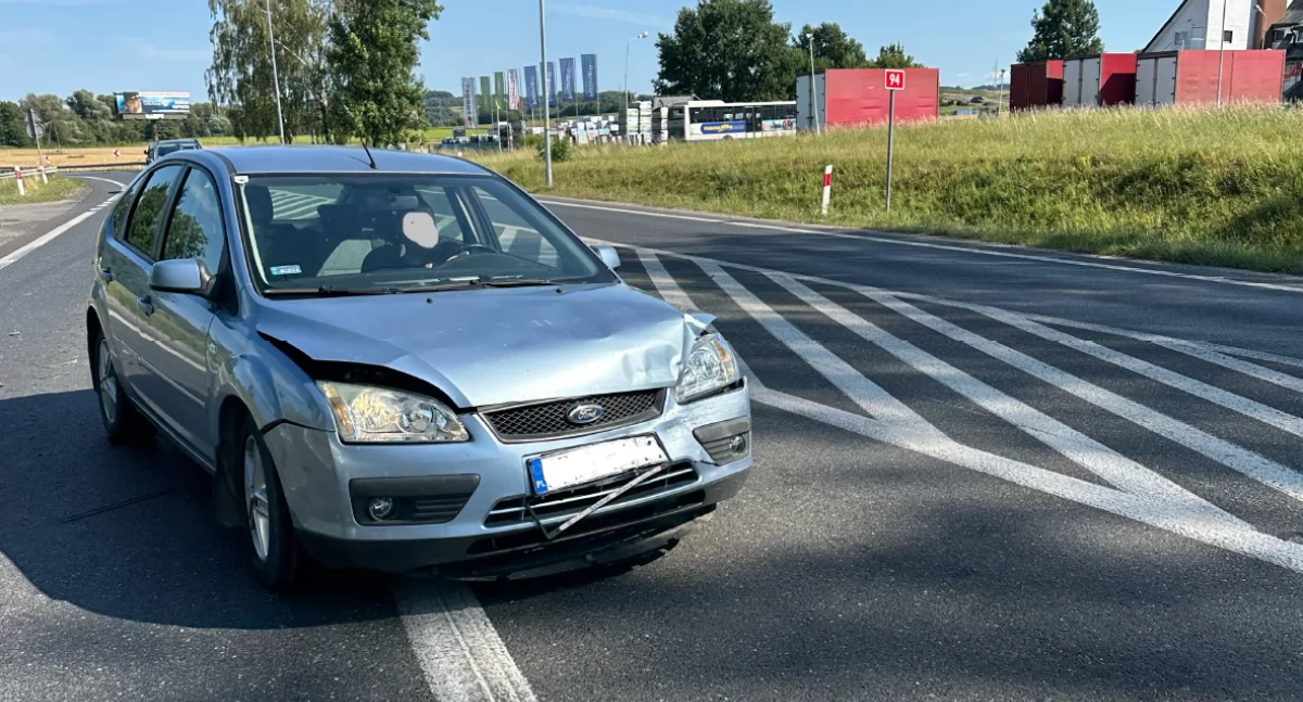 Zdjęcie: KPP ROPCZYCE - Pijany kierowca tego forda spowodował kolizję na drodze krajowej w Sędziszowie Małopolskim.