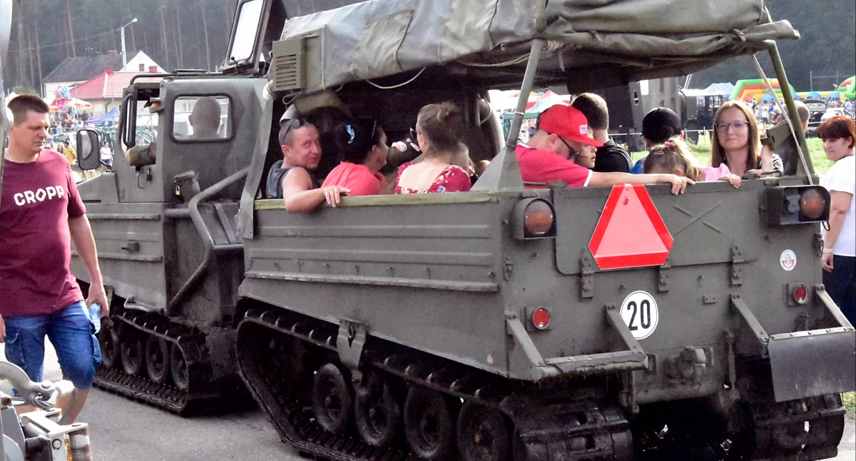 Zdjęcie: Wojciech Naja - Podczas pikniku w Bliźnie zainteresowaniem cieszyły się przejażdżki pojazdami wojskowymi