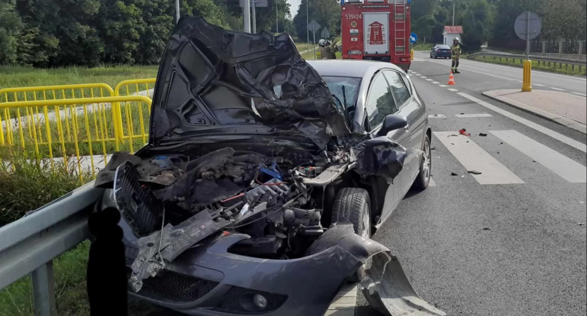 Zdjęcie: OSP ROPCZYCE-ŚRÓDMIEŚCIE - Seat wjechał w tył iveco, które skręcało z drogi krajowej na ulicę Pałacową.