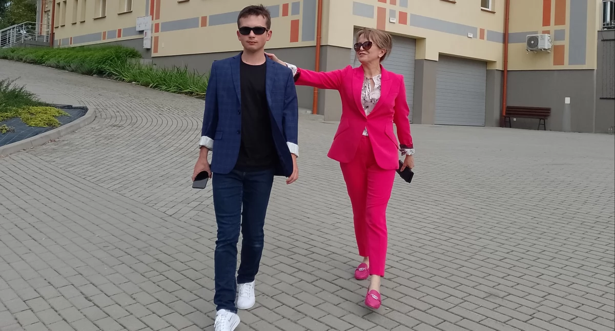 Zdjęcie: Sławomir Oskarbski - Miłosz Gąsior i Bożena Gąsior podczas pobytu w Polsce korzystają z gościny WTZ w Wielopolu Skrzyńskim, gdzie Miłosz ćwiczy grę na pianinie.