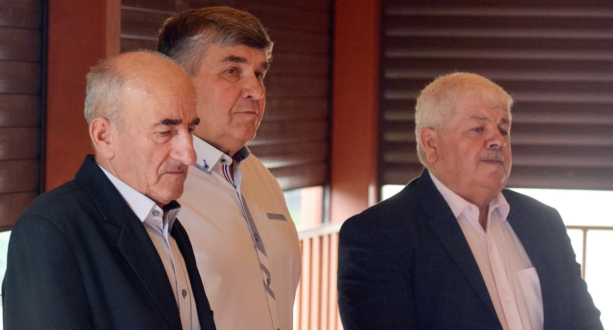 Zdjęcie: Sławomir Oskarbski - Spośród dotychczasowych sołtysów i przewodniczących osiedli najdłuższy staż ma sołtys Zagorzyc Dolnych Franciszek Bochnak (pierwszy z lewej), który swoją funkcję sprawuje od 50 lat. Tego rekordu już nie poprawi, bo nie startuje w wyborach. O kolejną kadencję ubiega się natomiast m.in. Mieczysław Świder (w środku), który sołtysem Cierpisza jest od 35 lat, czy sołtys Będziemyśla – Lesław Anyszek (z prawej).