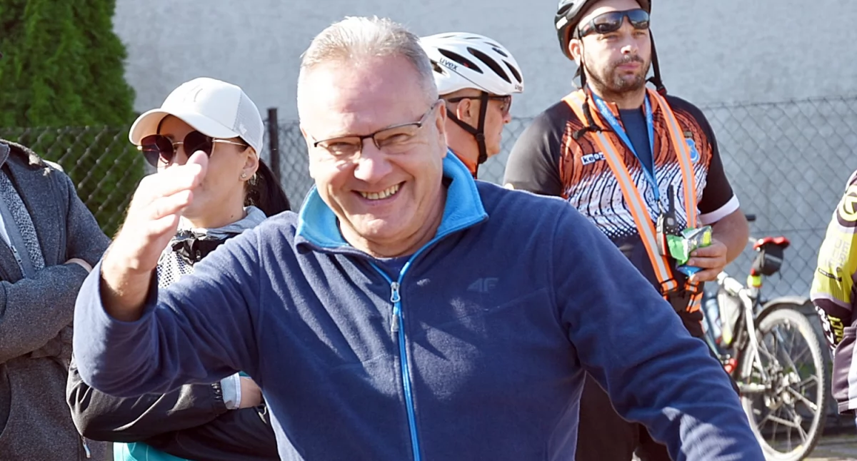 ZDJĘCIE: W. NAJA Andrzej Ziajor, dyrektor Zespołu Szkolno - Przedszkolnego w Skrzyszowie i organizator rajdu rowerowego