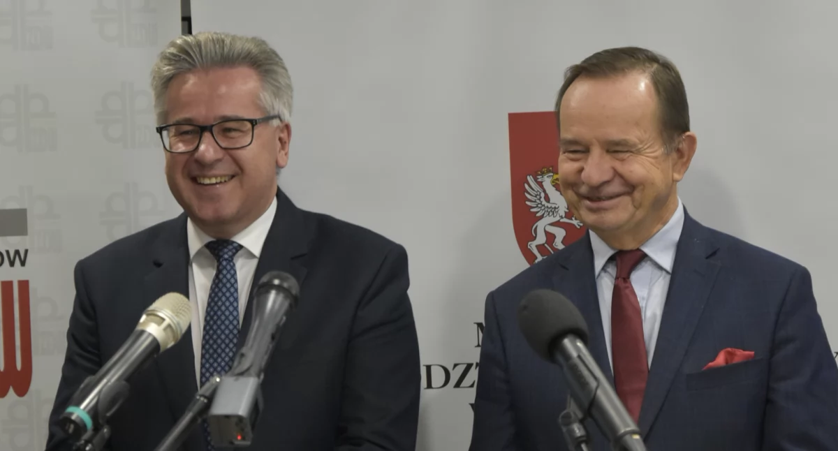 ZJĘCIE: D.CZAPKA  Władysław Ortyl, marszałek Województwa (z prawej) w Ropczycach ogłosił ważna decyzję, która przybliża budowę zjazdu z autostrady A4 w Ostrowie. To ważna informacja dla burmistrza Kazimeirza Moskala ( z lewej ) bo jest zwieńczeniem starań, które miał podejmować jeszcze jako poseł. 