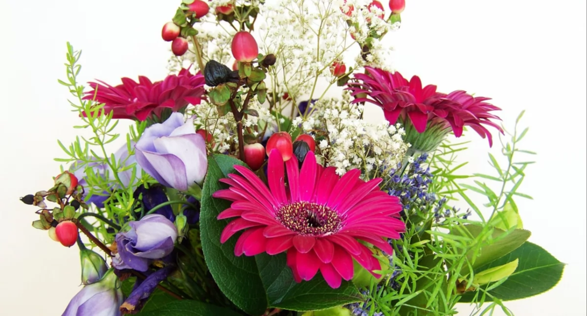 https://pixabay.com/photos/bouquet-flowers-roses
