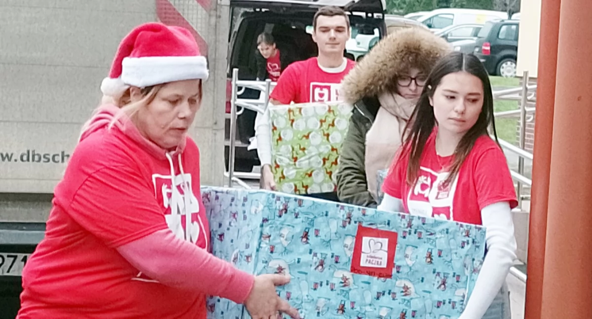 Ludzie, Szlachetna Paczka szuka wolontariuszy rodzin - zdjęcie, fotografia