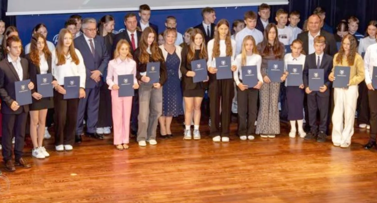 Ludzie, Otrzymali stypendia burmistrza - zdjęcie, fotografia