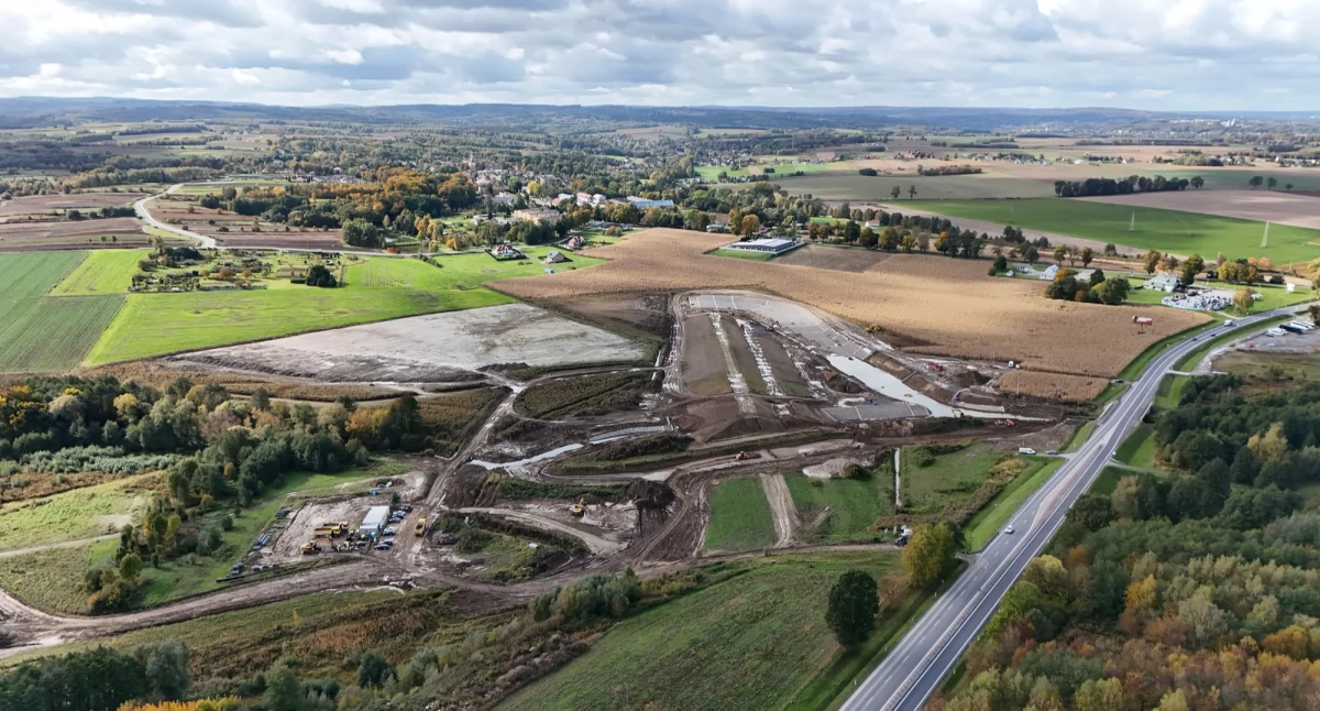 Inwestycje, dziś wygląda budowa zbiornika Góra Ropczycka Zobacz zdjęcia ptaka - zdjęcie, fotografia
