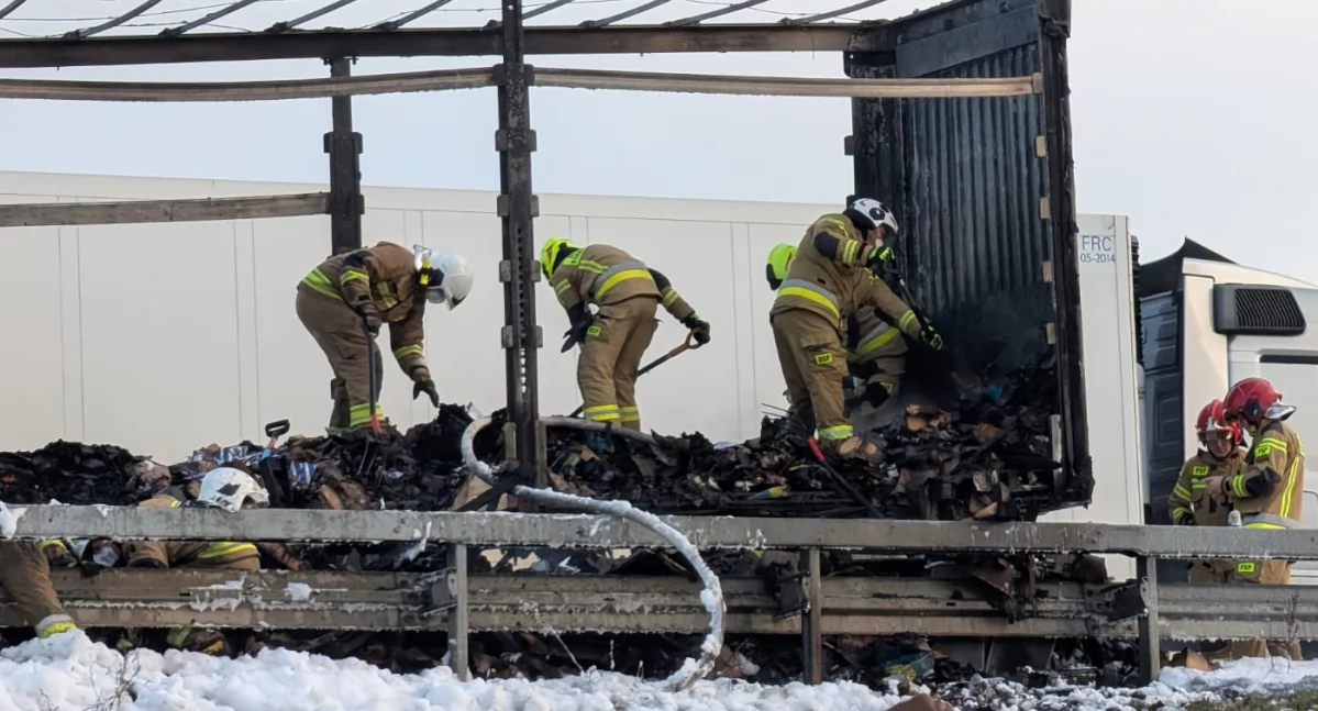Policja, autostradzie Ostrowie spłonęła naczepa (ZDJĘCIA) - zdjęcie, fotografia