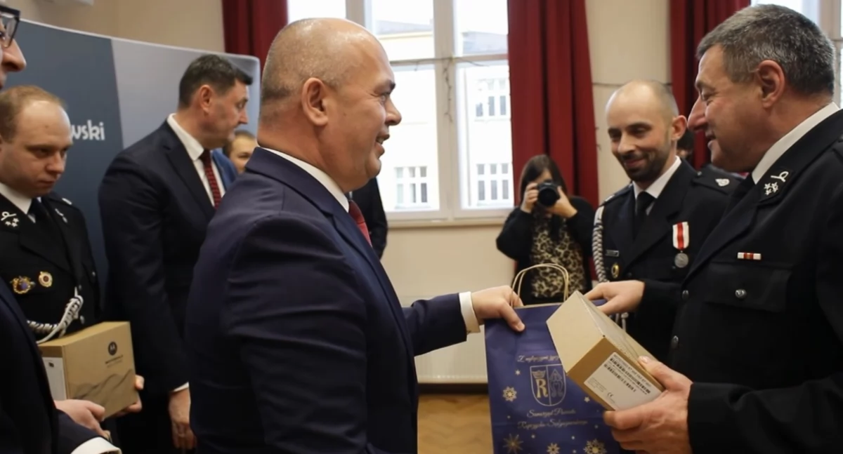 Wicestarosta Jacek Róg wspólnie ze starostą Piotrem Kapustą (drugi od lewej) przekazuje strażakom radiotelefony. Foto:spropczyce.pl (2)