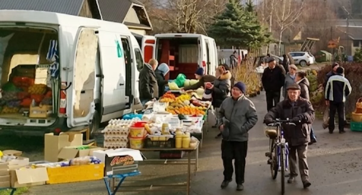 - Przy starym placu targowym pojawiła się już tablica informująca o przenosinach targowiska. Handlujący nie chcą jednak zmieniać lokalizacji. Foto: S. Oskarbski