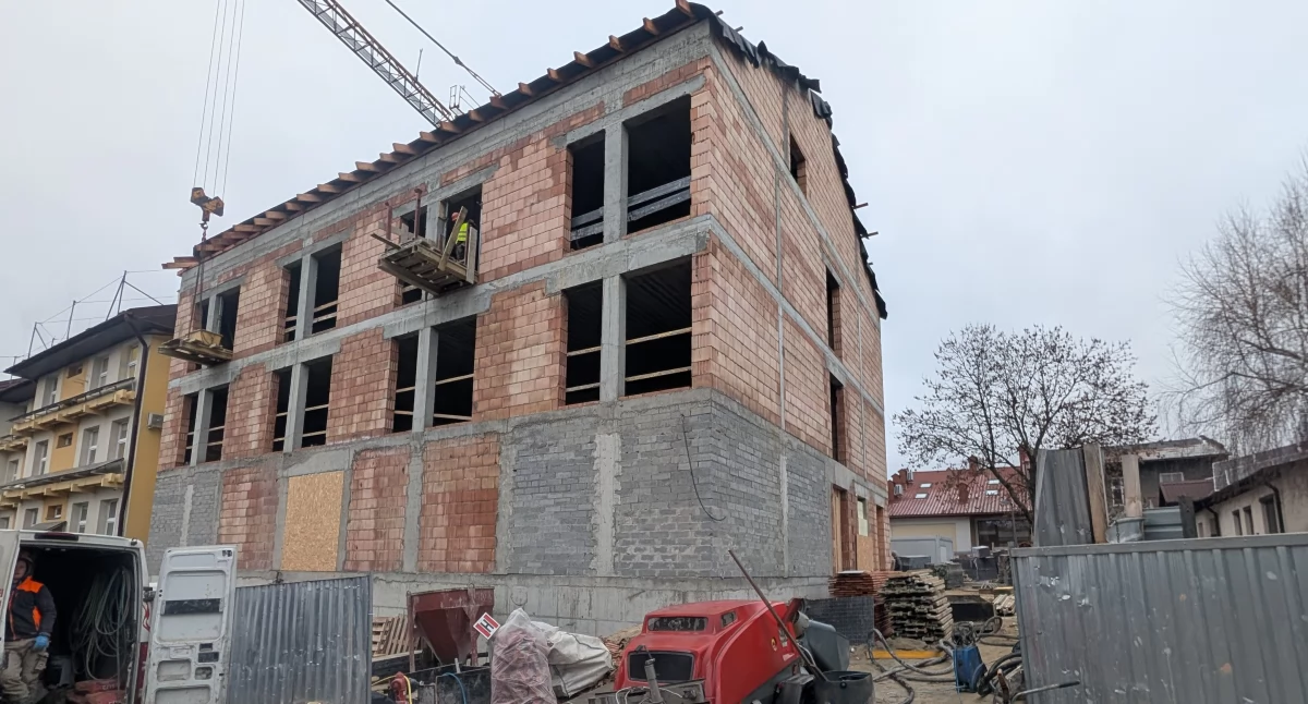 Tak nowe skrzydło wygląda od strony południowej, czyli od ulicy Tadeusza Kościuszki w Sędziszowie Małopolskim. W poniedziałek 29 stycznia trwały tu między innymi prace tynkarskie w środku budynku. Foto: W. Naja