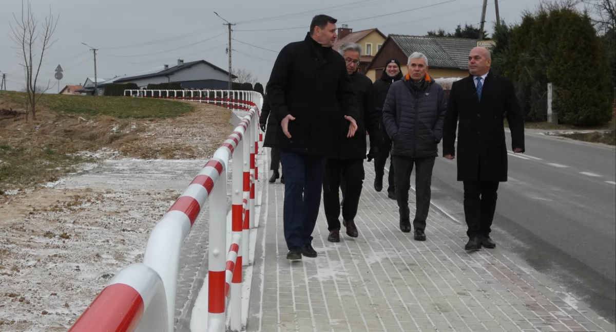 Starosta Piotr Kapusta (pierwszy z lewej) z wicestarostą Jackiem Rogiem (pierwszy z prawej) odebrali roboty przy ulicy Witosa w Ropczycach w towarzystwie radnych powiatowych, gminnych i burmistrza Kazimierza Moskala (drugi z lewej). Foto: SP Ropczyce