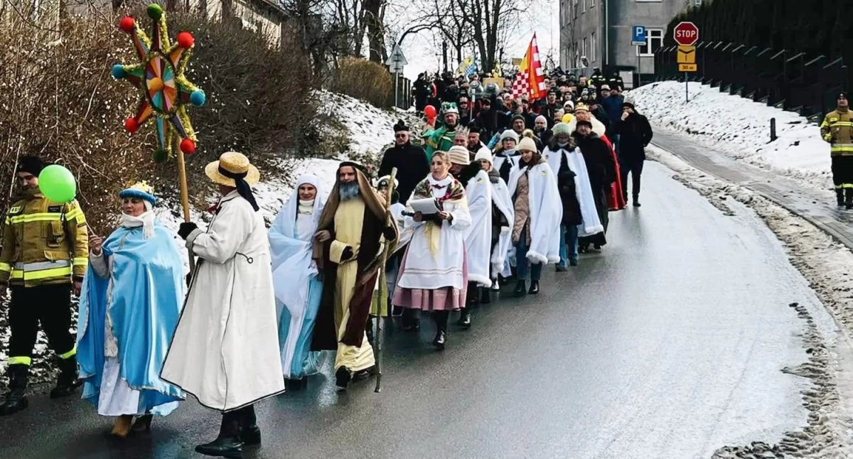 Tak w ubiegłym roku wyglądał Orszak Trzech Króli na uliczkach Wielopola Skrzyńskiego. Foto: GOKiW Wielopole Skrzyńskie 