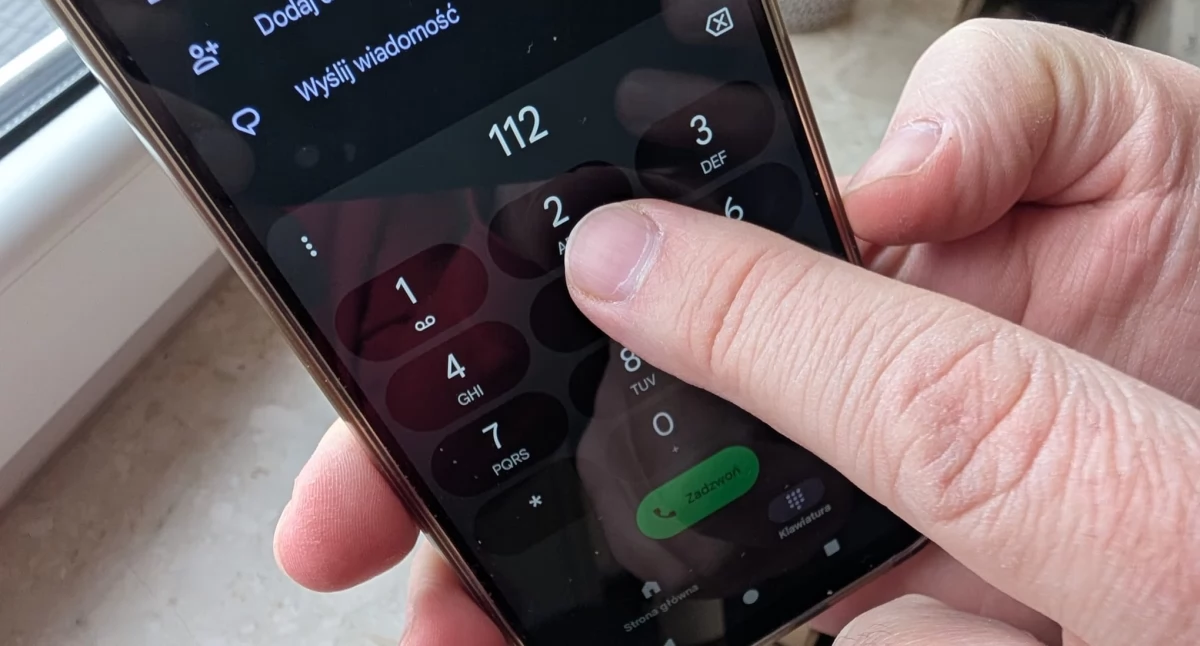 Wybieranie na telefonie komórkowym numeru alarmowego 112   
