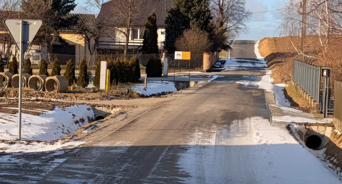 Przebudowana droga Na Jana w Sielcu w okolicy skrzyżowania, tu kończy się zabudowa