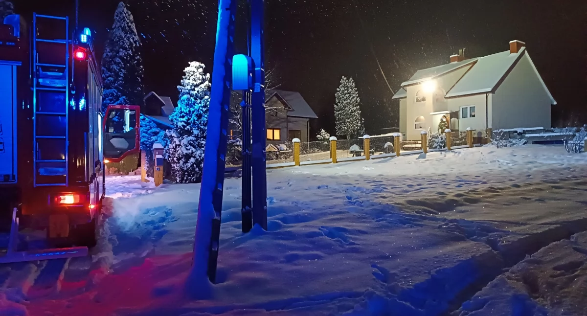 Wóz strażacki na ul. Kołłątaja w związku ze zgłoszeniem o pożarze sadzy.