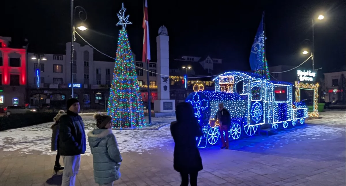 Iluminacje świąteczne w ropczyckim Rynku tej zimy będą kojarzyć się przede wszystkim z pociągiem