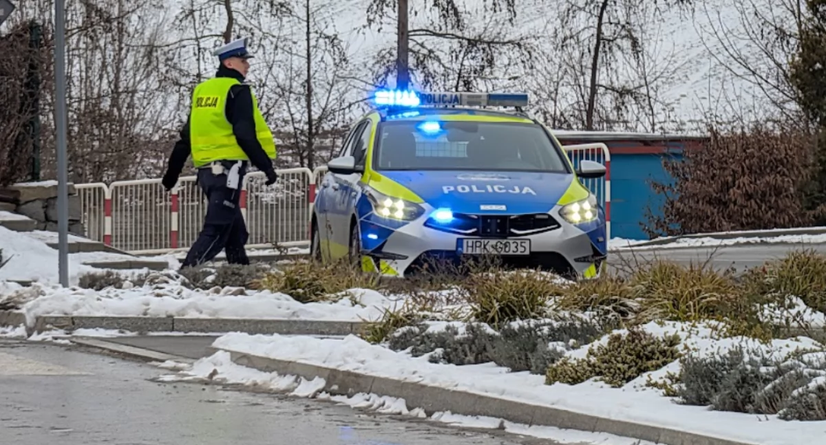 Policjant i radiowóz z Komendy Powiatowej Policji w Ropczycach 