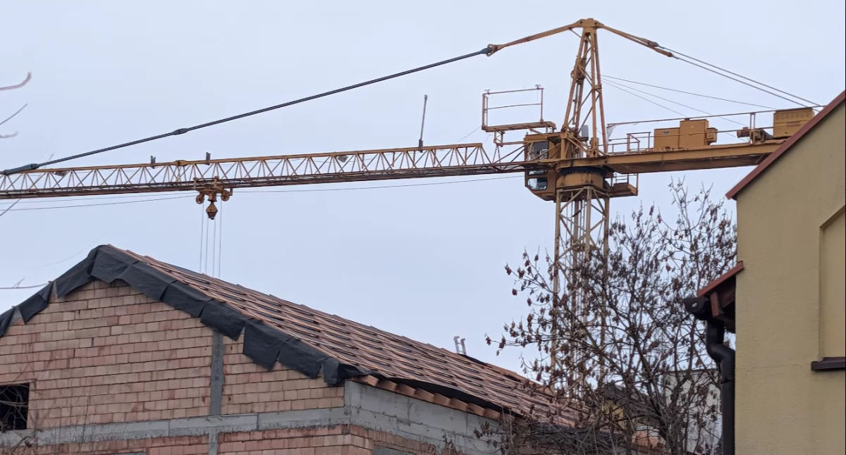 Demontaż dźwigu na placu budowy nowego skrzydła szpitala w Sędziszowie Małopolskim wykonawca uzależnia od warunków pogodowych.