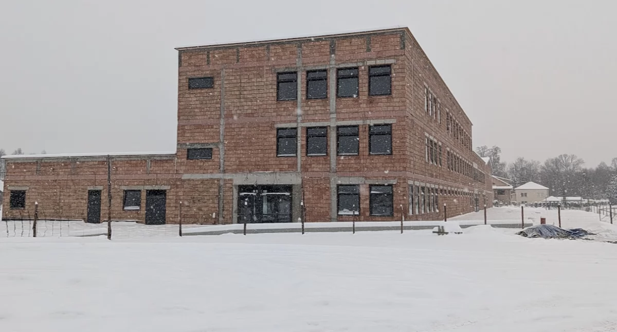 Elewacja nowego budynku Szkoły Podstawowej w Ropczycach Witkowicach widoczna od parkingu przy kościele.