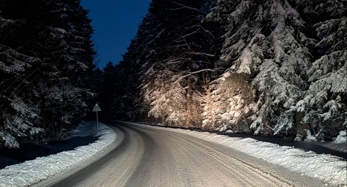 Trudne warunki na drogach powiatu ropczycko - sędziszowskiego będą się jeszcze utrzymywać, a nawet pogarszać, bo możliwe są opady śniegu. Na zdjęciu zakręt w Broniszowie przy granice ze Szkodną.