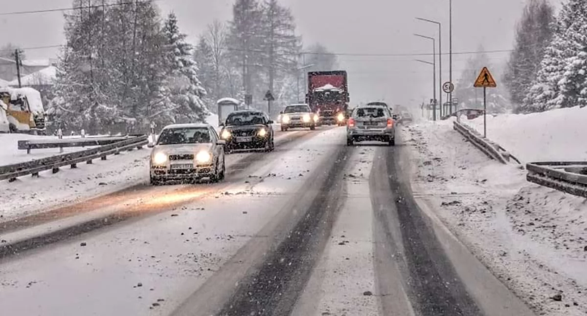 Uwaga, na drogach znowu będzie warstwa śniegu. Widok z perspektywy kierowcy może być utrudniony, pamiętajcie by mieć włączone światła mijania. Ulica Rzeszowska w Ropczycach.