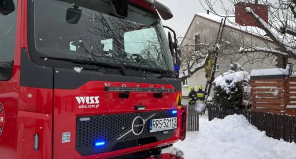 Wóz strażacki OSP Czarna Sędziszowska podczas akcji gaśniczej pożaru sadzy w kominie.