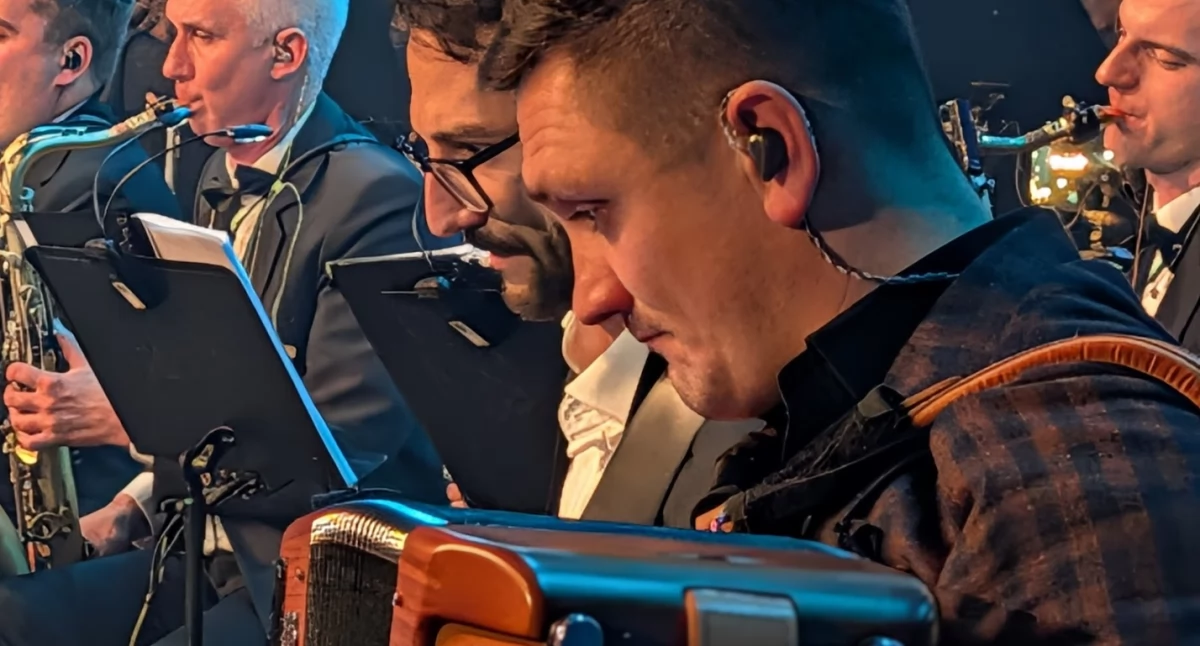 Dariusz Kot z akordeonem podczas Koncertu Noworocznego w Ropczycach. Współpracuje z wieloma projektami muzycznymi, w tym z Miejską Orkiestrą Dętą w Ropczycach.