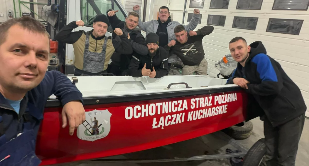 OSP Łączki Kucharskie: używana łódź od sponsora trafiła do strażaków, ci ją przemalowali i przygotowali do swoich potrzeb. 