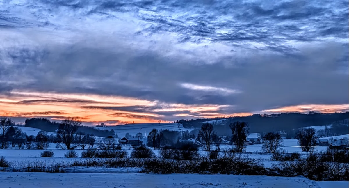 Zmierzch nad zasypaną śniegiem doliną Wielopolki. Zima to wdzięczna pora roku jeśli chodzi o fotografię. To zdjęcie powstało przy pomocy smartfona. 