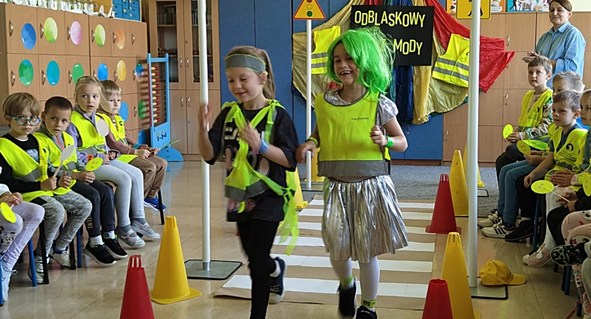 Jednym z wydarzeń w ramach „Odblaskowej Szkoły” był odblaskowy pokaz mody.