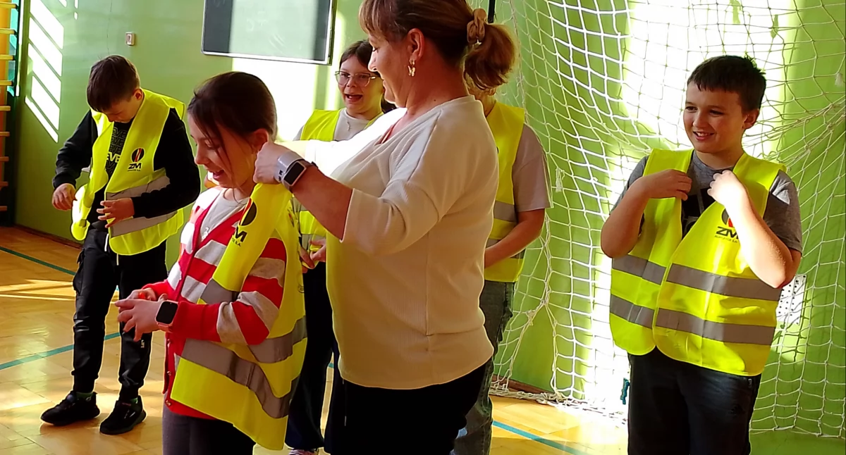 FOTO: S. OSKARBSKI - W nowych kamizelkach odblaskowych uczniowie z SP nr 3 w Ropczycach będą jeździć na nartach oraz uczestniczyć w rajdach i wycieczkach.