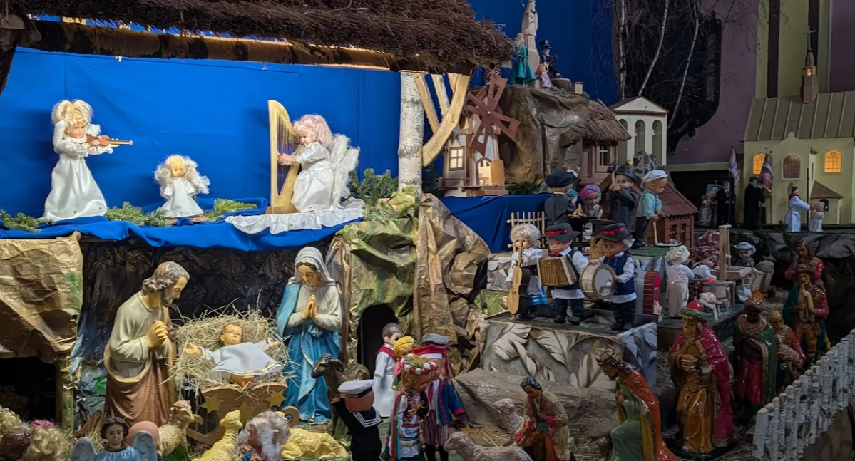 Szopka w kościele w Wielopolu Skrzyńskim pełna jest figur, które poruszają się, tworzą scenki z życia zwykłych ludzi. Centralna scena jest nieruchoma, to święta rodzina, ale wokół pełno jest ruchu. 